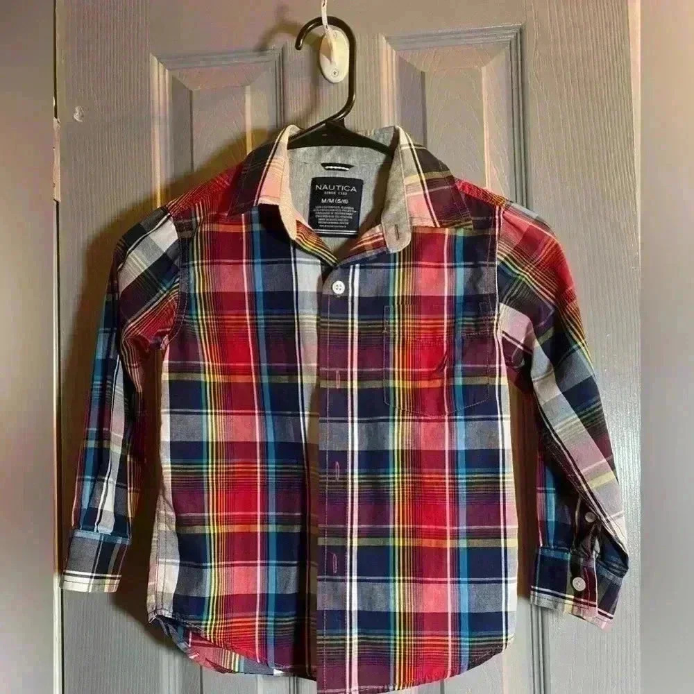 Nautica Boys Plaid button up long sleeve dress shirt. Size Medium (5/6) EUC